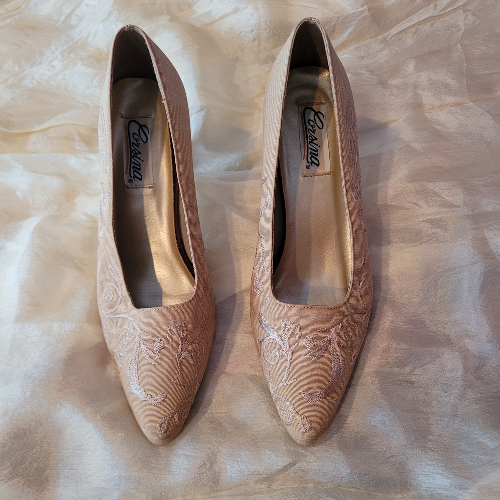 Corsina Elegant Floral Beige Embroidered Heels
